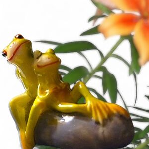 Ceramic Lover Frogs NWT